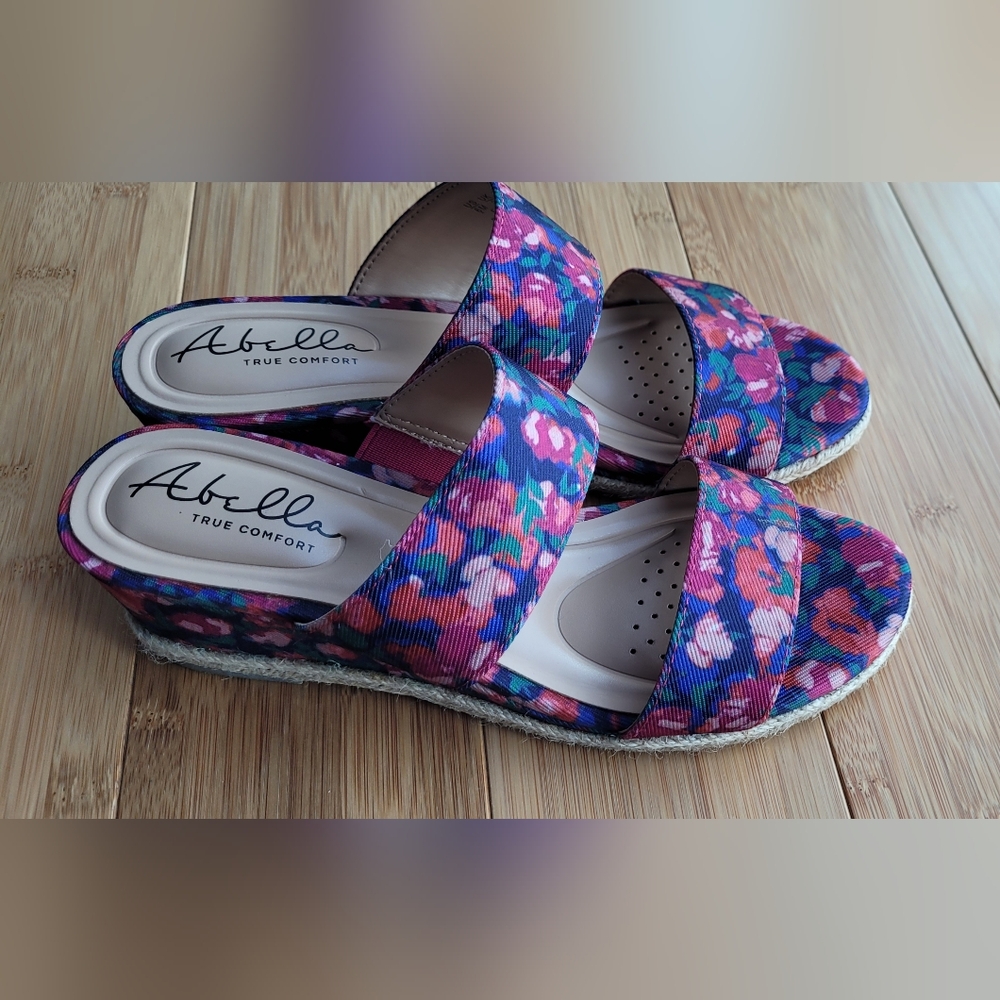 Abella Floral Women's Sandals. Size 6